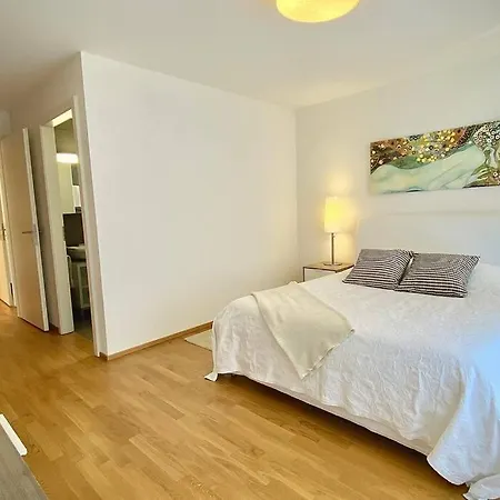 Apartmán Montchoisi, Elegant, Modern, Impeccably Furnished *